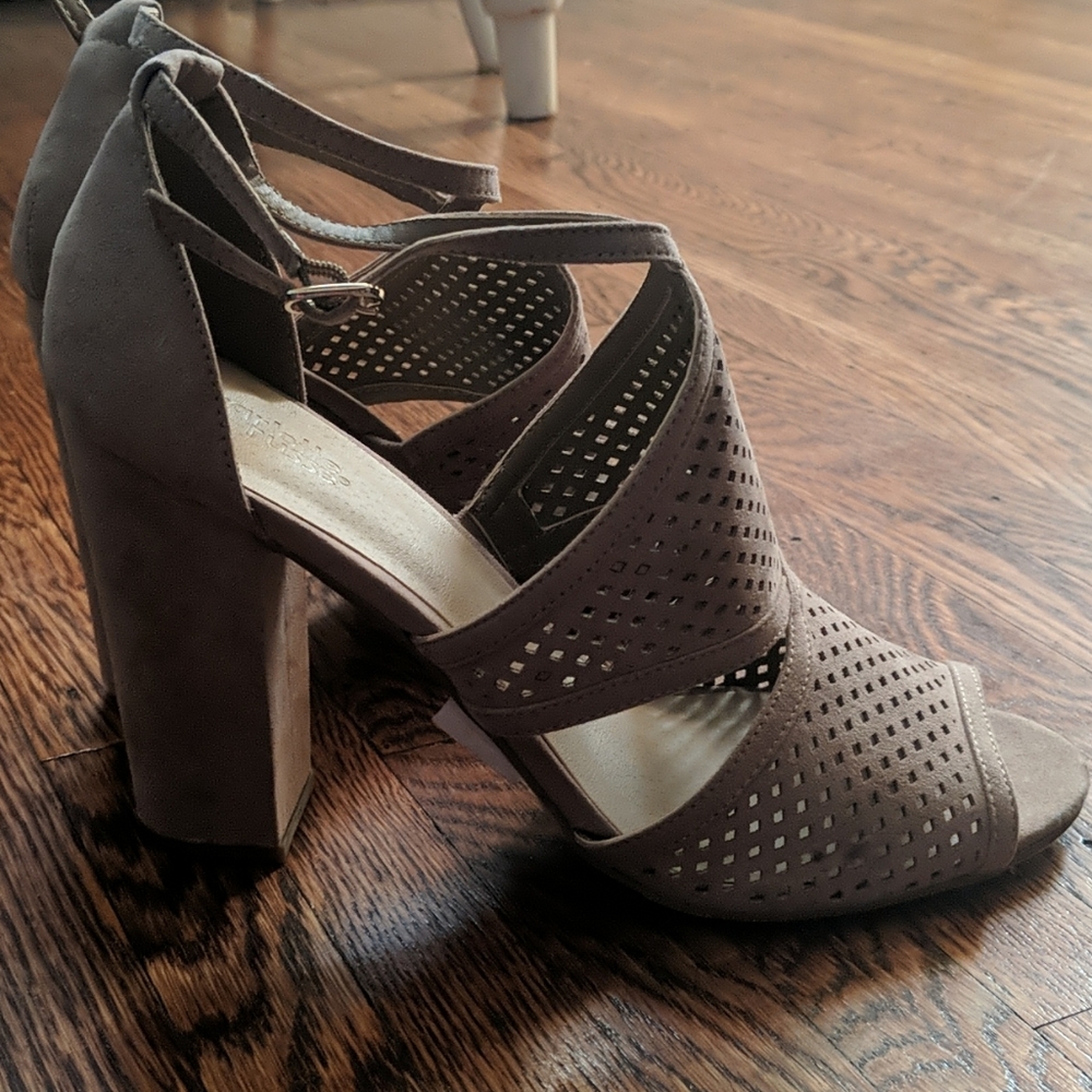 Heels - Picture 3 of 4